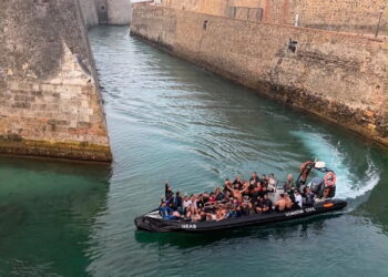 Migranti entrano a nuoto nella citta' di Ceuta, enclave della Spagna in nord Africa [foto: imagoeconomica]