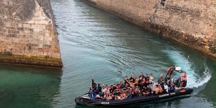Migranti entrano a nuoto nella citta' di Ceuta, enclave della Spagna in nord Africa [foto: imagoeconomica]