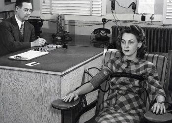 Test della macchina della verità [Stati Uniti, 1945 circa. Foto: Ed Westcott/Wikimedia Commons. File:Lie detector test.jpg]