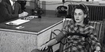 Test della macchina della verità [Stati Uniti, 1945 circa. Foto: Ed Westcott/Wikimedia Commons. File:Lie detector test.jpg]