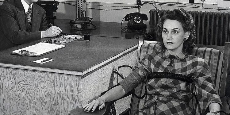Test della macchina della verità [Stati Uniti, 1945 circa. Foto: Ed Westcott/Wikimedia Commons. File:Lie detector test.jpg]