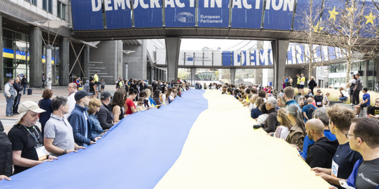Il 23 agosto 2026, in occasione della Giornata della bandiera nazionale ucraina - il giorno prima della Giornata dell’indipendenza ucraina - una bandiera ucraina di 30 metri è stata esposta sulla spianata del Parlamento europeo a Bruxelles. Crediti: Commissione europea