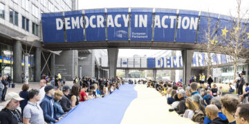 Il 23 agosto 2026, in occasione della Giornata della bandiera nazionale ucraina - il giorno prima della Giornata dell’indipendenza ucraina - una bandiera ucraina di 30 metri è stata esposta sulla spianata del Parlamento europeo a Bruxelles. Crediti: Commissione europea