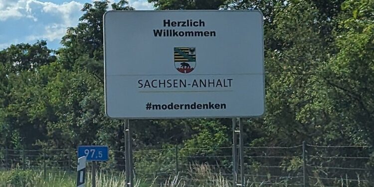 "Un sincero benvenuto in Sassonia-Anhalt", cartellone autostradale. [foto: Killerblau/Wikimedia Commons]