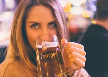 [foto: Kodyak Tisch/Wikimedia Commons, https://commons.wikimedia.org/wiki/File:Woman_drinking_(12661070643).jpg]