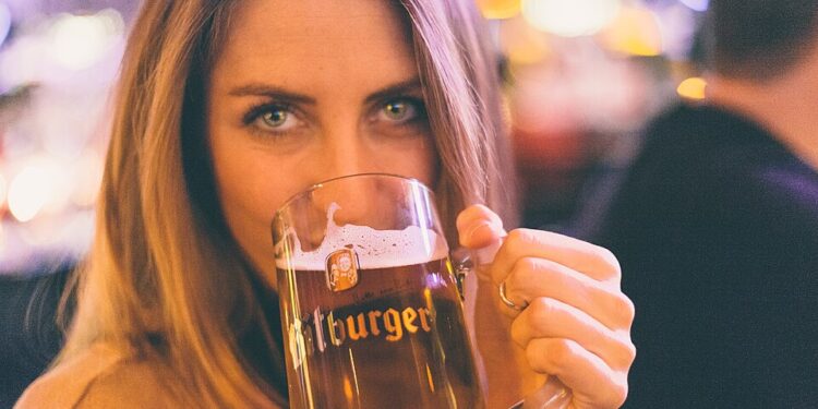 [foto: Kodyak Tisch/Wikimedia Commons, https://commons.wikimedia.org/wiki/File:Woman_drinking_(12661070643).jpg]