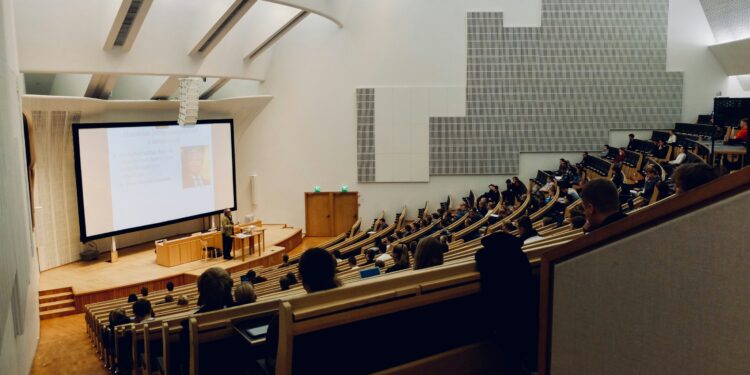 Lezione universitaria. Crediti: Dom Fou via Unsplash