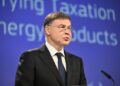 Il commissario per l'Economia, Valdis Dombrovskis, durante la conferenza di presentazione dei pacchetti Omnibus per la semplificazione delle norme UE in materia di fiscalità e prodotti dell'energia [Bruxelles, 24 giugno 2026. Foto: Bogdan Hoyaux/EC - Audiovisual Service]