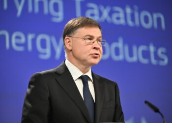 Il commissario per l'Economia, Valdis Dombrovskis, durante la conferenza di presentazione dei pacchetti Omnibus per la semplificazione delle norme UE in materia di fiscalità e prodotti dell'energia [Bruxelles, 24 giugno 2026. Foto: Bogdan Hoyaux/EC - Audiovisual Service]