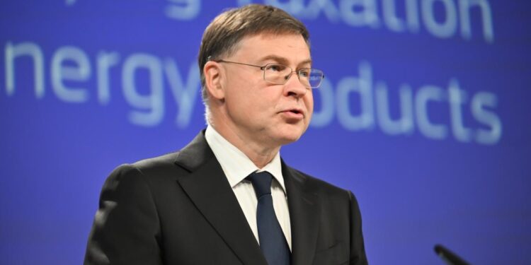 Il commissario per l'Economia, Valdis Dombrovskis, durante la conferenza di presentazione dei pacchetti Omnibus per la semplificazione delle norme UE in materia di fiscalità e prodotti dell'energia [Bruxelles, 24 giugno 2026. Foto: Bogdan Hoyaux/EC - Audiovisual Service]