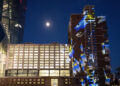 La sede della BCE illuminata in occasione della giornata dell'Europa [Francoforte, 8 maggio 2025. Foto: ECB, https://www.flickr.com/photos/europeancentralbank/54505324102/in/album-72177720325972876]