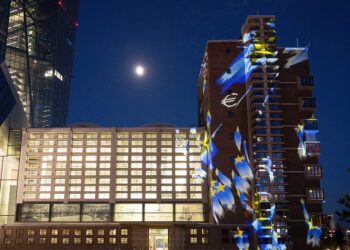 La sede della BCE illuminata in occasione della giornata dell'Europa [Francoforte, 8 maggio 2025. Foto: ECB, https://www.flickr.com/photos/europeancentralbank/54505324102/in/album-72177720325972876]