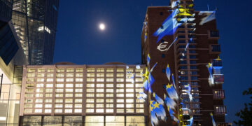 La sede della BCE illuminata in occasione della giornata dell'Europa [Francoforte, 8 maggio 2025. Foto: ECB, https://www.flickr.com/photos/europeancentralbank/54505324102/in/album-72177720325972876]