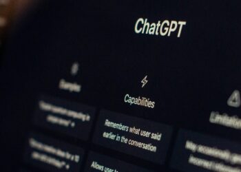 Schermo di un PC con finestra aperta su Chatgpt. Crediti: Emiliano Vittoriosi via Unsplash