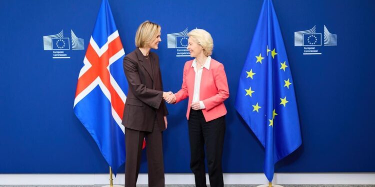 La premier islandese, Kristrún Frostadóttir, con la presidente della Commissione europea, Ursula von der Leyen [Bruxelles, 14 gennaio 2026. Foto: Dati Bendo/EC - Audiovisual Service]