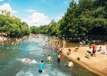 Persone fanno il bagno in un fiume. Crediti: Tomek Baginski via Unsplash
