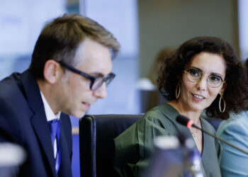 Da sinistra a destra l'eurodeputato (S&D), Pierfrancesco Maran, e la commissaria europea per la Gestione delle crisi e uguaglianza, Hadja Lahbib.