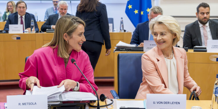 Da sinistra a destra, la presidente del Parlamento europeo, Roberta Metsola, e la presidente della Commissione europea, Ursula von der Leyen. Crediti: Commissione europea