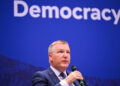 Il commissario europeo per la Democrazia, la giustizia, lo Stato di diritto e la tutela dei consumatori, Michael McGrath. Crediti: Parlamento europeo