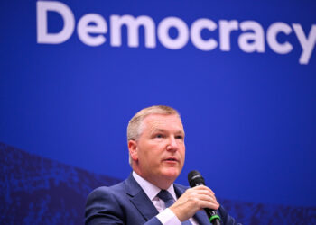 Il commissario europeo per la Democrazia, la giustizia, lo Stato di diritto e la tutela dei consumatori, Michael McGrath. Crediti: Parlamento europeo
