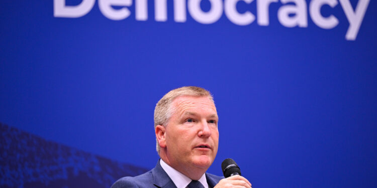 Il commissario europeo per la Democrazia, la giustizia, lo Stato di diritto e la tutela dei consumatori, Michael McGrath. Crediti: Parlamento europeo
