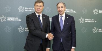 Il commissario europeo all'Economia, Valdis Dombrovskis, e il ministro irlandese delle Finanze, Simon Harris. Source: EU Council