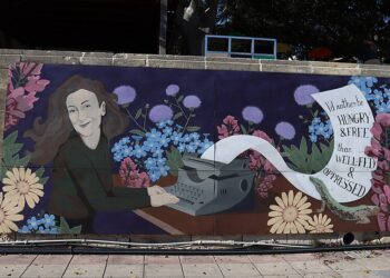 Il memoriale dedicato alla giornalista maltese Daphne Caruana Galizia presso il campus Msida dell'Università di Malta. La scritta sul foglio recita: "Preferisco essere affamata e libera che ben nutrita e oppressa"
[foto: Christian Camenzuli/Wikimedia Commons