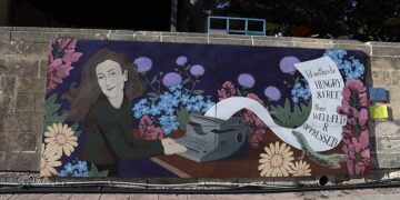 Il memoriale dedicato alla giornalista maltese Daphne Caruana Galizia presso il campus Msida dell'Università di Malta. La scritta sul foglio recita: "Preferisco essere affamata e libera che ben nutrita e oppressa"
[foto: Christian Camenzuli/Wikimedia Commons