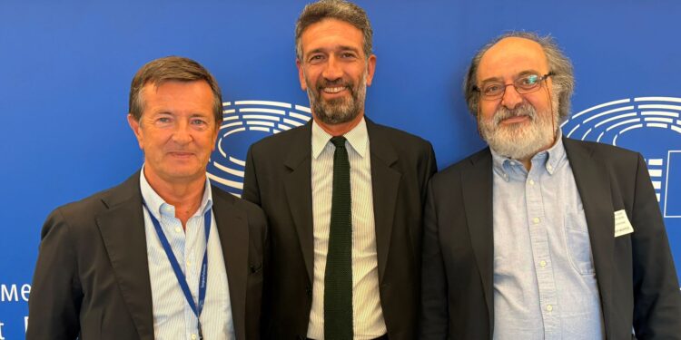 L'eurodeputato Giorgio Gori con Vittorio Rodeschini, presidente di Arketipos, e Andrea Cassone, presidente di AIAPP