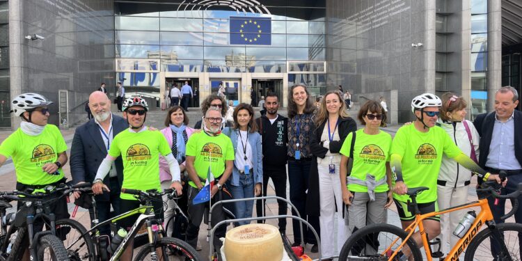 Arrivo dei ciclisti al Parlamento europeo. Crediti: Eunews