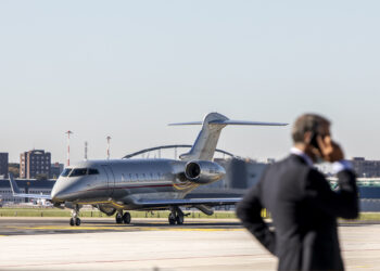 Un jet privato all'aeroporto di Milano Linate [foto: Marco Cremonesi/imagoeconomica]