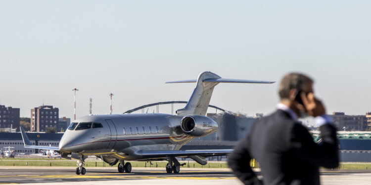 Un jet privato all'aeroporto di Milano Linate [foto: Marco Cremonesi/imagoeconomica]