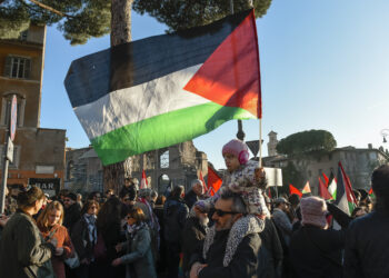 La bandiera della Palestina sventola nel corso di una manifestazione a sostegno del popolo palestinese [Roma, 30 dicembre 2021. Foto: Sara Minelli/imagoeconomica]