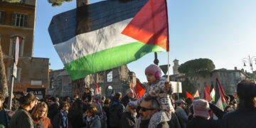 La bandiera della Palestina sventola nel corso di una manifestazione a sostegno del popolo palestinese [Roma, 30 dicembre 2021. Foto: Sara Minelli/imagoeconomica]