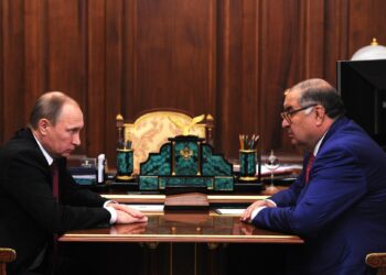 Il presidente russo Vladimir Putin e l'oligarca Aliser Usmano, ex presidente della Federazione internazionale di scherma. Source: Imagoeconomica