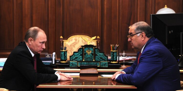 Il presidente russo Vladimir Putin e l'oligarca Aliser Usmano, ex presidente della Federazione internazionale di scherma. Source: Imagoeconomica