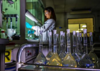 Ricercatori in laboratorio [foto: imagoeconomica]