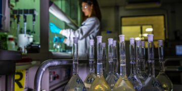 Ricercatori in laboratorio [foto: imagoeconomica]