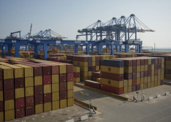 Container in un porto [foto: imagoeconomica]