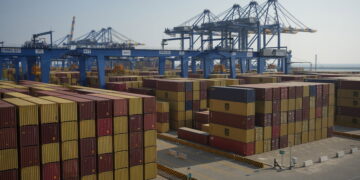 Container in un porto [foto: imagoeconomica]