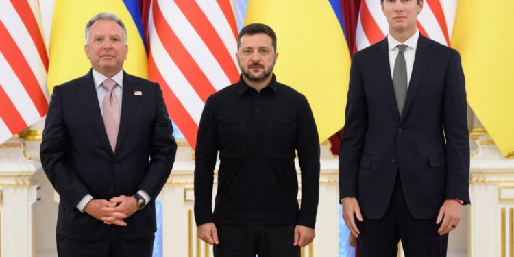 Gli inviati USA Steve Witkoff e Jared Kushner con il presidente ucraino, Volodymyr Zelensky. Source: Imagoeconomica