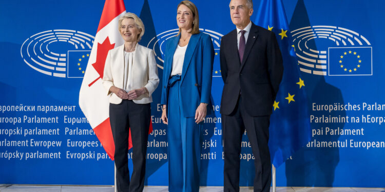 La presidente della Commissione europea, Ursula von der Leyen, la presidente del Parlamento europeo, Roberta Metsola, il premier canadese Mark Carney, il 16 settembre 2026 a Strasburgo a margine del discorso sullo stato dell'Unione. Source: Imagoeconomica