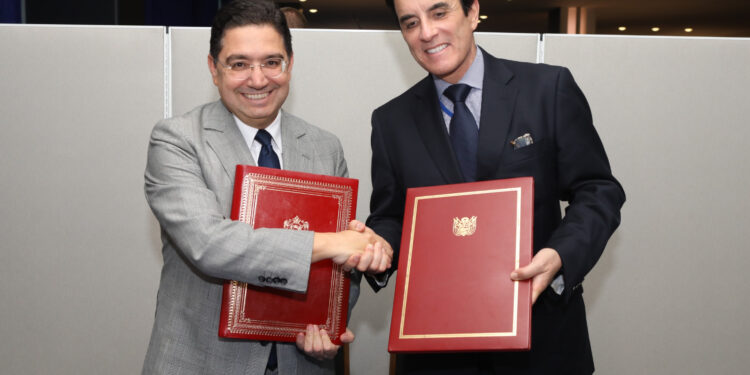 Il ministro degli Esteri marocchino, Nasser Bourita, e il suo omologo peruviano, Carlos Espá y Garcés Alvear, a margine dell’81esima sessione dell’Assemblea generale delle Nazioni Unite.