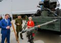 La presidente della Commissione europea, Ursula von der Leyen, in visita in Estonia nell'agosto 2025, davanti a un carro armato. Source: EU Commission