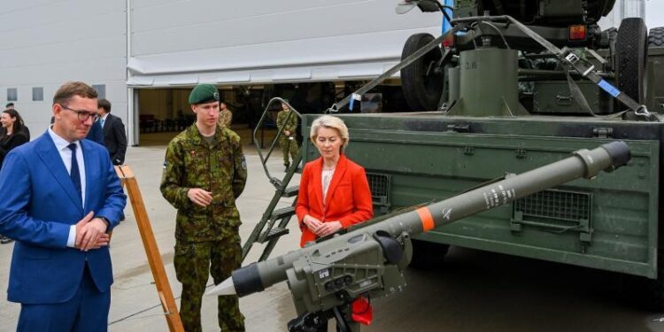La presidente della Commissione europea, Ursula von der Leyen, in visita in Estonia nell'agosto 2025, davanti a un carro armato. Source: EU Commission