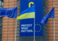 Bandiere dell'Ucraina e dell'UE sventolano a Palazzo Berlaymont. Crediti: Commissione europea