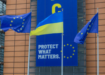 Bandiere dell'Ucraina e dell'UE sventolano a Palazzo Berlaymont. Crediti: Commissione europea
