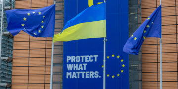 Bandiere dell'Ucraina e dell'UE sventolano a Palazzo Berlaymont. Crediti: Commissione europea