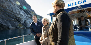 Da sinistra a destra il primo ministro della Groenlandia, Jens-Frederik Nielsen, la presidente della Commissione europea, Ursula von der Leyen, la prima ministra della Danimarca, Mette Frederiksen. Crediti: Commissione europea