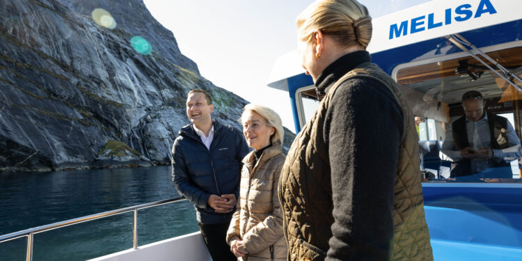 Da sinistra a destra il primo ministro della Groenlandia, Jens-Frederik Nielsen, la presidente della Commissione europea, Ursula von der Leyen, la prima ministra della Danimarca, Mette Frederiksen. Crediti: Commissione europea